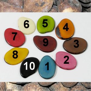Horloge sur socle en graine de tagua