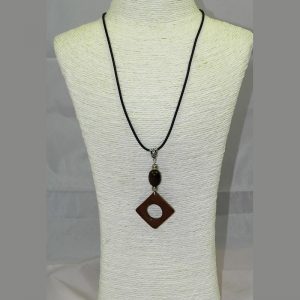 Pendentif design tagua teintée marron