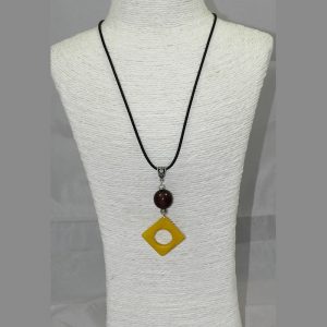 Pendentif design tagua teintée jaune