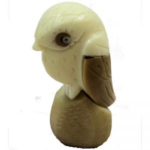 Chouette taillée dans la graine de tagua