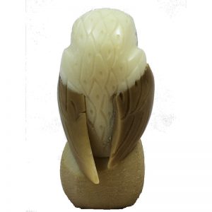 Chouette taillée dans la graine de tagua