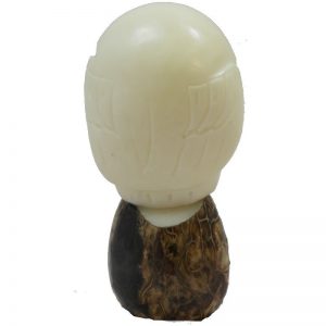 Chouette taillée dans la graine de tagua