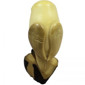 Chouette taillée dans la graine de tagua