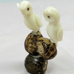 Hiboux taillés dans la graine de tagua