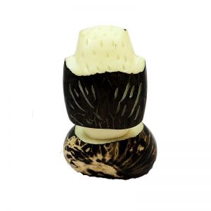 Hibou taillé dans la graine de tagua
