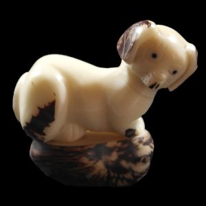 Jack Russell taillé dans la graine de tagua