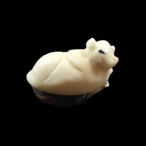 Chat taillé dans la graine de tagua