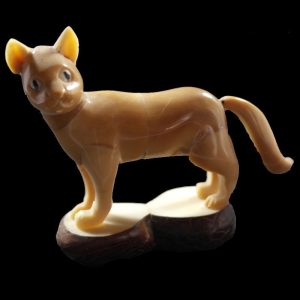 Chat taillé dans la graine de tagua