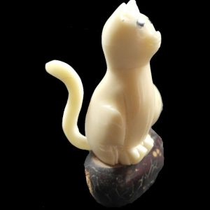 Chat taillé dans la graine de tagua
