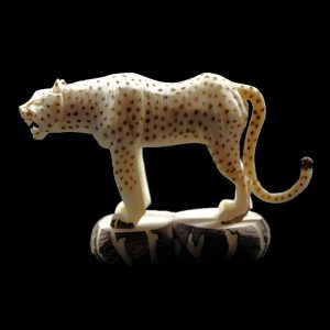 Guépard taillé dans la graine de tagua