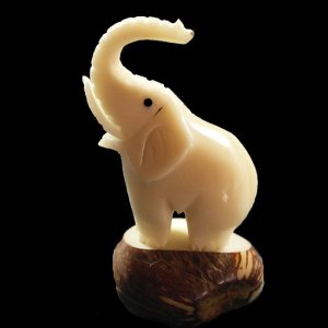 Eléphant taillé dans la graine de tagua