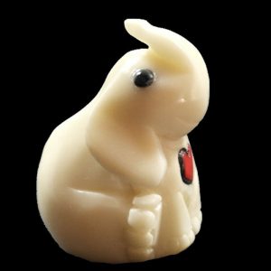 Eléphant taillé dans la graine de tagua