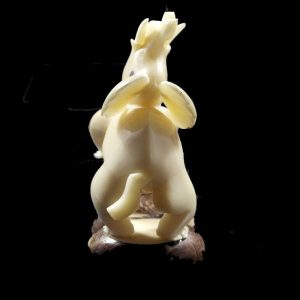 Eléphant taillé dans la graine de tagua