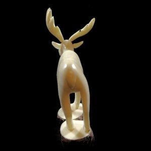 Elan taillé dans la graine de tagua