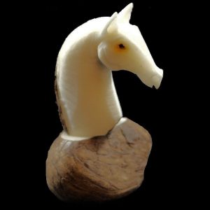 Cheval taillé dans la graine de tagua