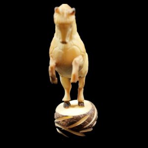 Cheval taillé dans la graine de tagua