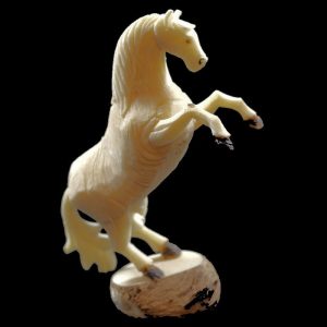 Cheval taillé dans la graine de tagua