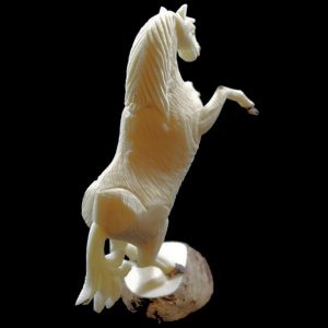 Cheval taillé dans la graine de tagua