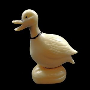 Canard taillé dans la graine de tagua