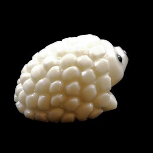Hérisson taillé dans la graine de tagua