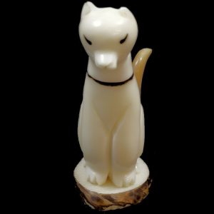 Chat taillé dans la graine de tagua