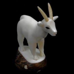 Chèvre taillée dans la graine de tagua