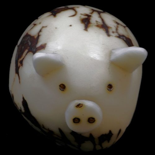Cochon taillé dans la graine de tagua
