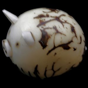 Cochon taillé dans la graine de tagua