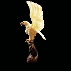 Aigle royal taillé dans la graine de tagua