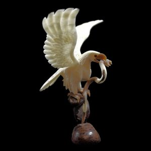 Aigle royal serpent taillé dans la graine de tagua