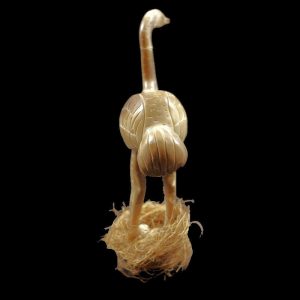 Autruche taillée dans la graine de tagua