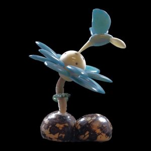 Colibri sur fleur taillé dans la graine de tagua