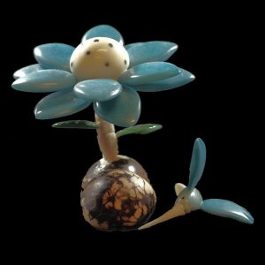 Colibri sur fleur taillé dans la graine de tagua