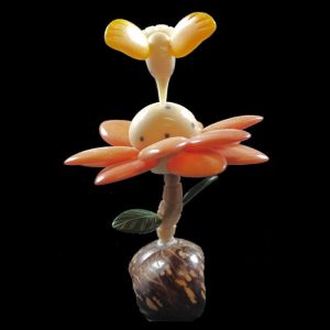 Colibri sur fleur taillé dans la graine de tagua