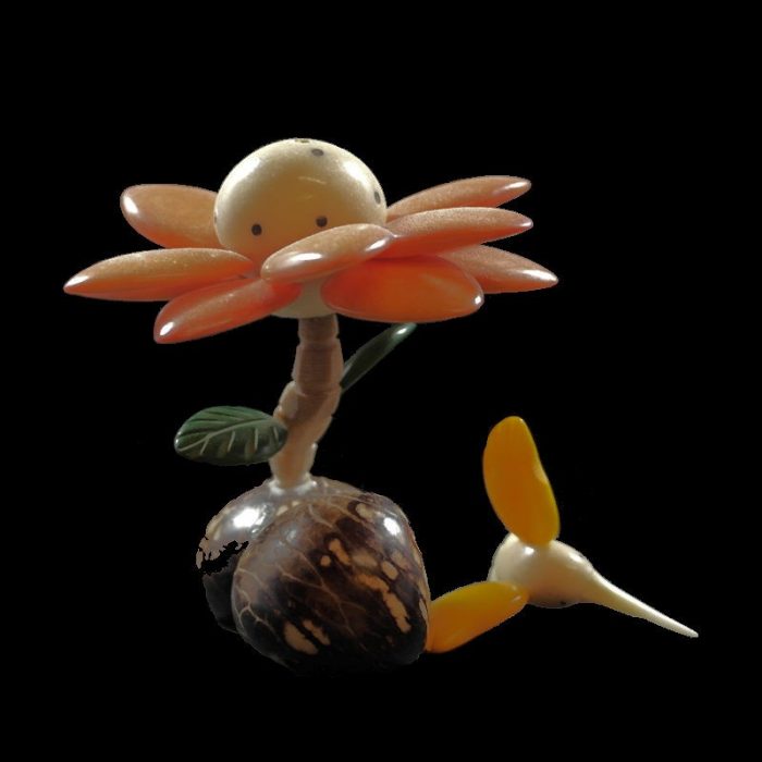 Colibri sur fleur taillé dans la graine de tagua