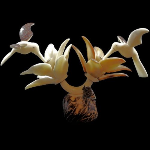 Colibris sur fleurs taillés dans la graine de tagua