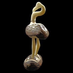Flamand rose taillé dans la graine de tagua
