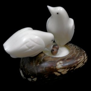 Tourterelles taillées dans la graine de tagua