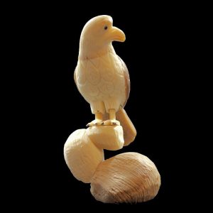 Aigle royal taillé dans la graine de tagua