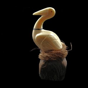 Pélican taillé dans la graine de tagua