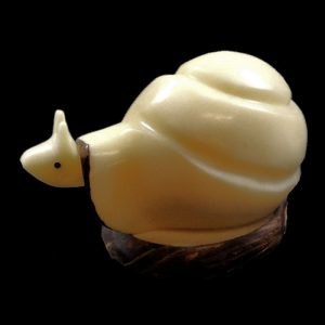 Escargot taillé dans la graine de tagua