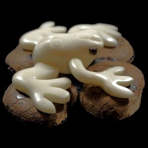 Grenouille tallée dans la graine de tagua