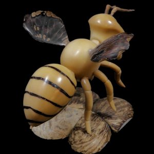 Abeille taillée dans la graine de tagua