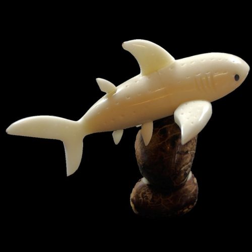 Requin taillé dans la graine de tagua