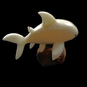 Requin taillé dans la graine de tagua