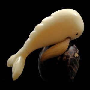 Baleine taillée dans la graine de tagua