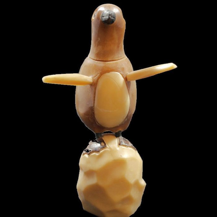 Pingouin taillé dans la graine de tagua