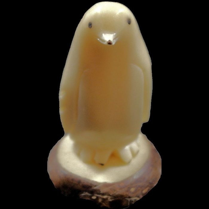 Pingouin taillé dans la graine de tagua