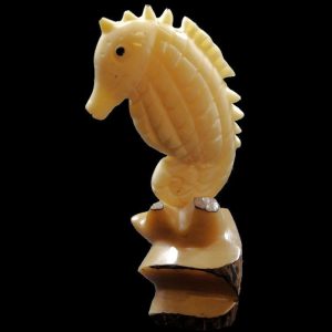 Hippocampe taillé dans la graine de tagua