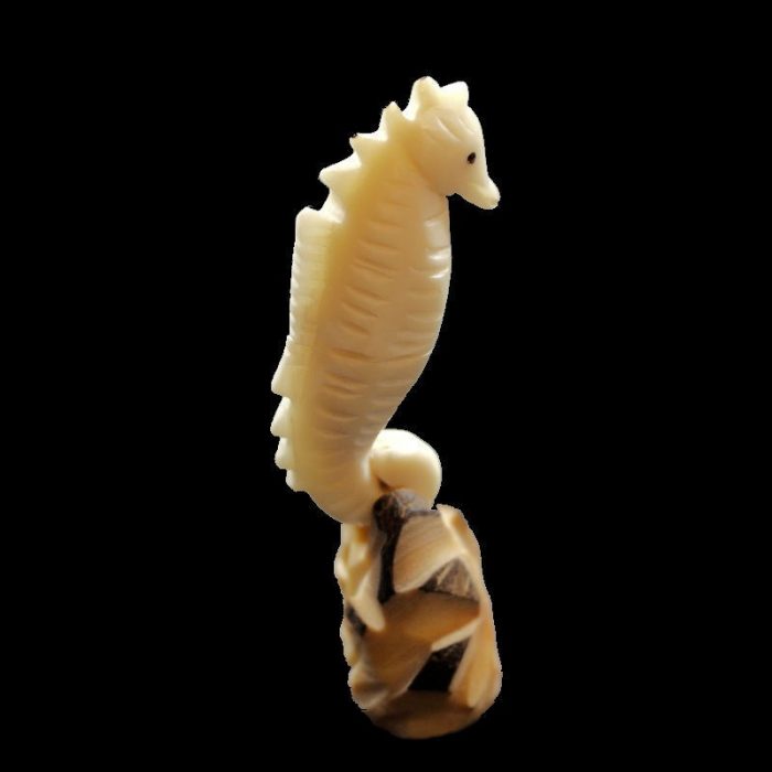 Hippocampe taillé dans la graine de tagua